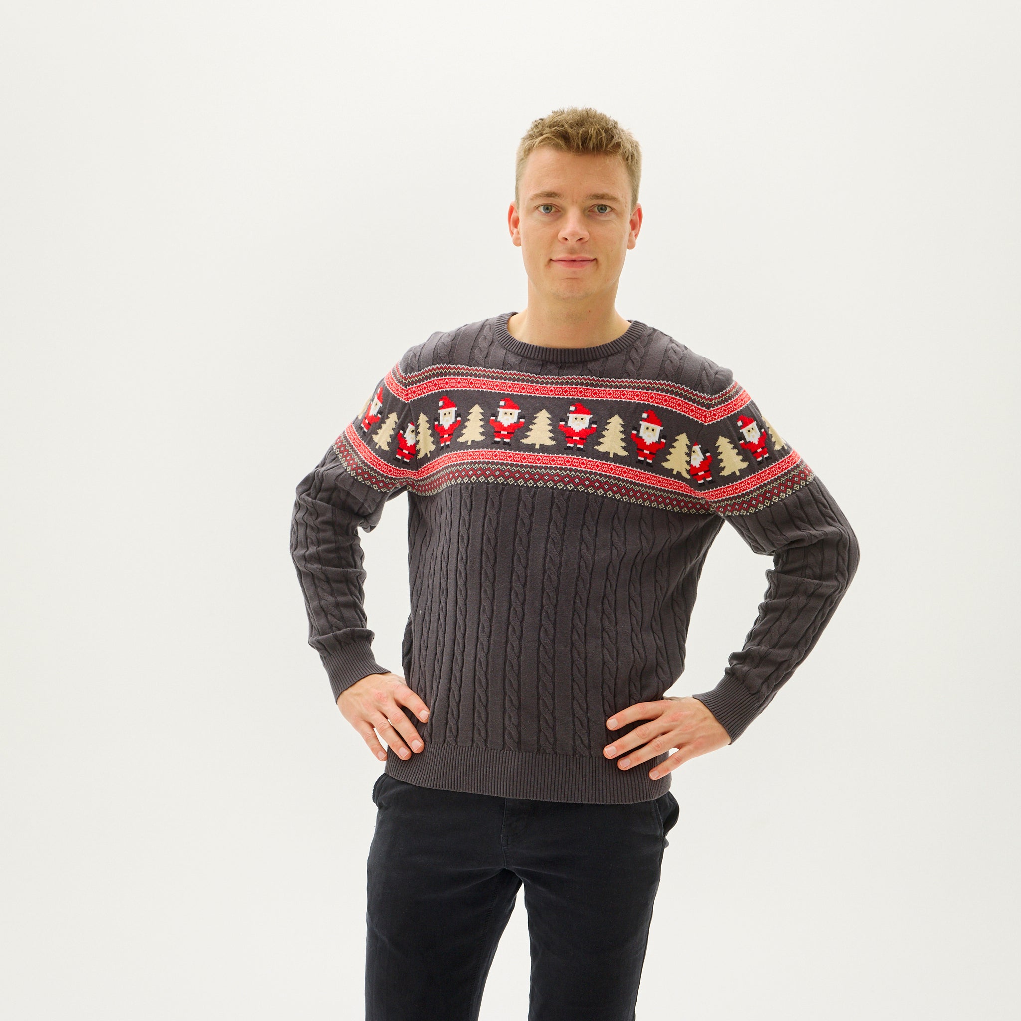 Läs mer om Santas Cable Knit Sweater - Herr.