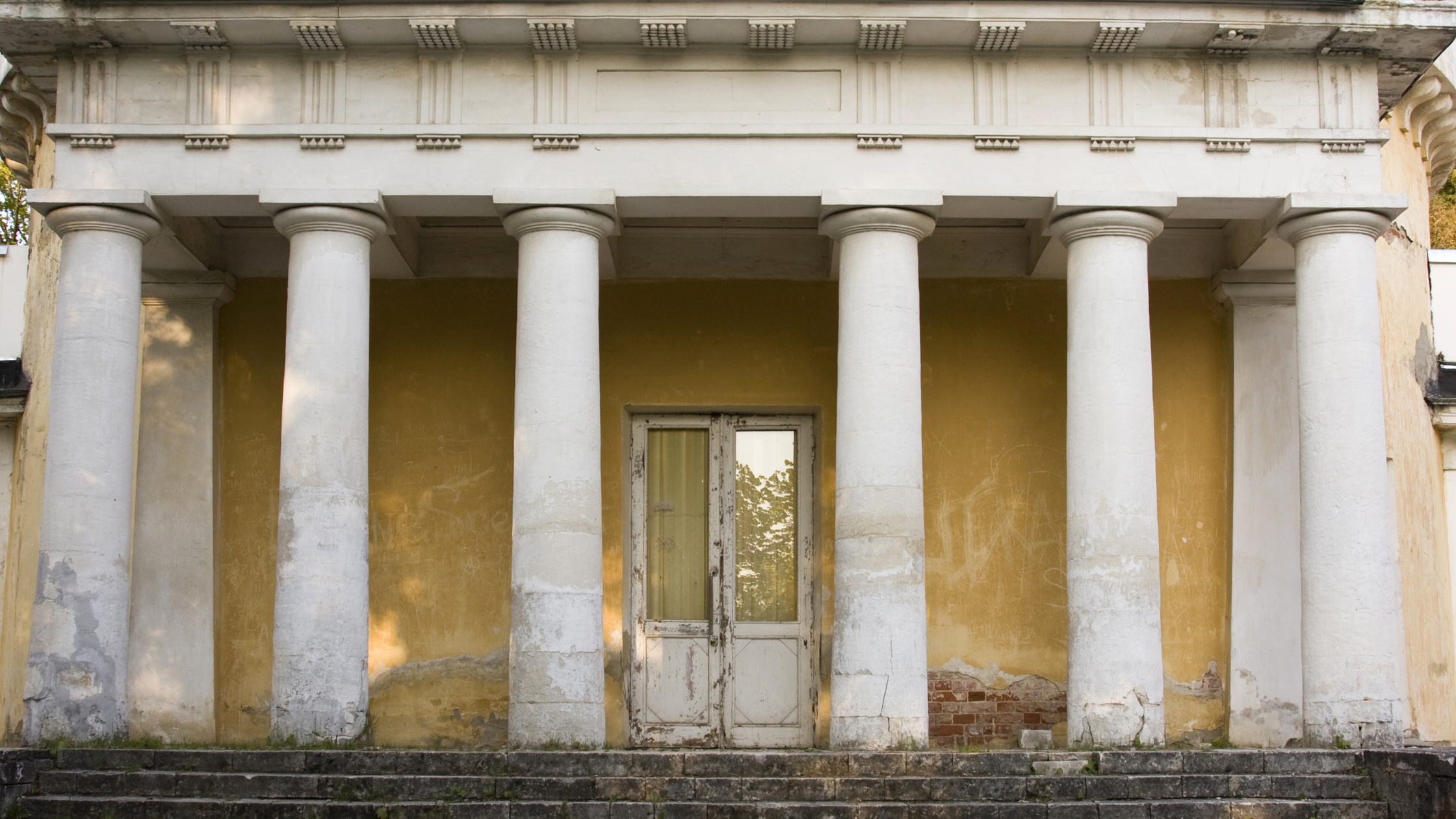 Doric order columns