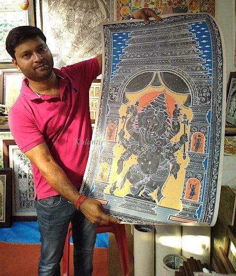 Artista de Pattachitra Debasis Sahu con su pintura