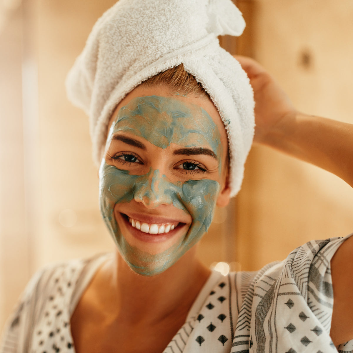 mujer con mascarilla de arcilla verde en la cara