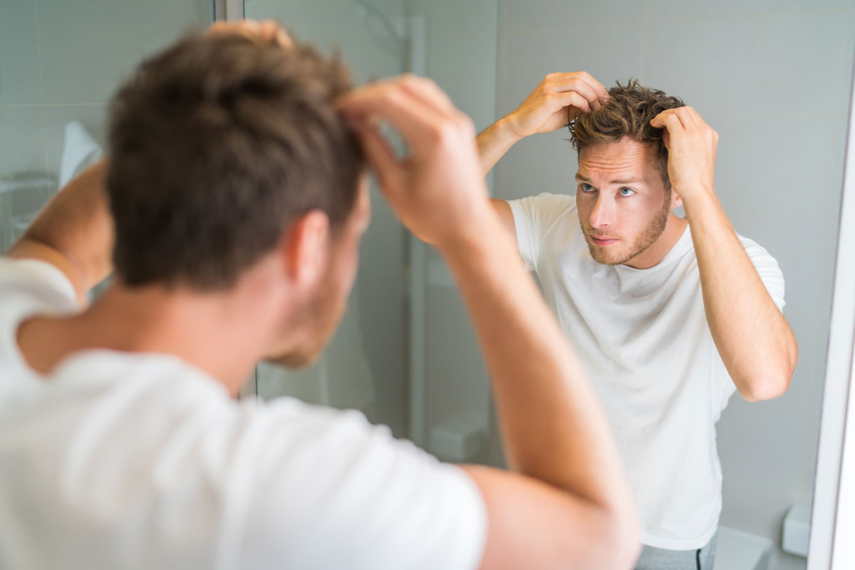 Man bekijk haar in spiegel