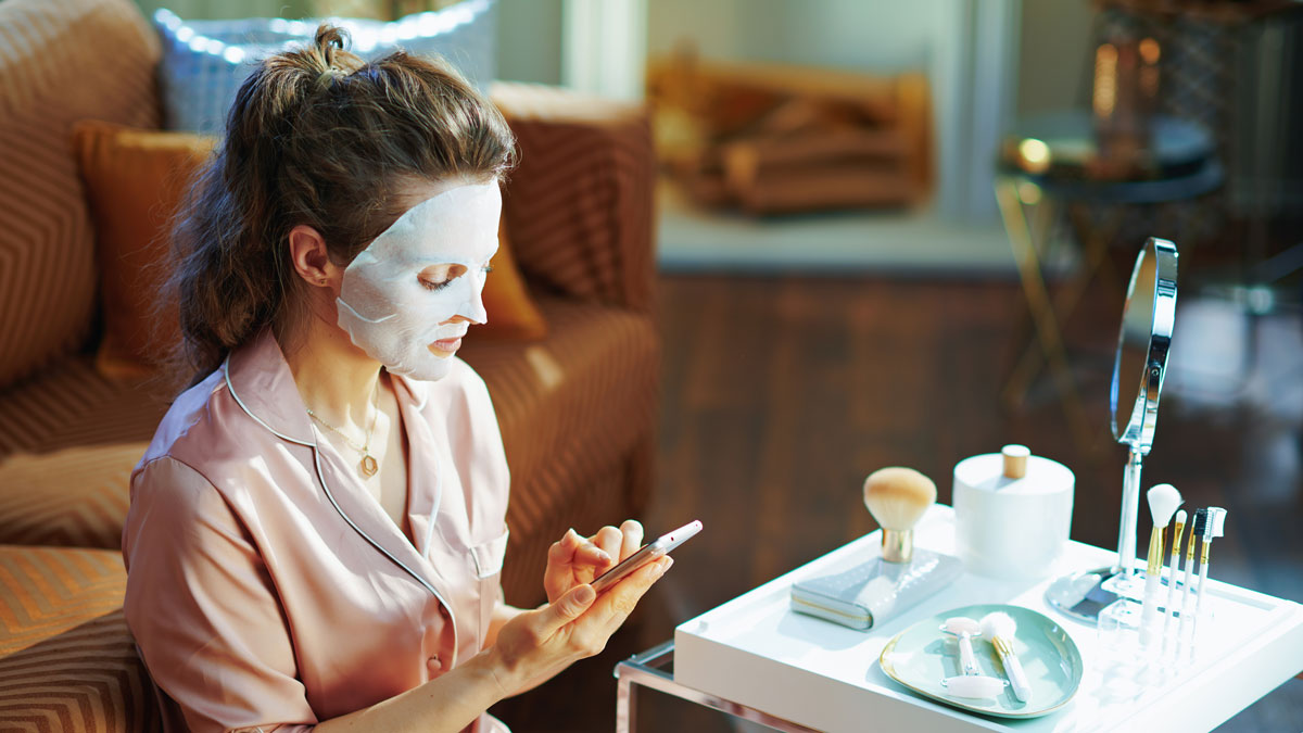 Vrouw ontspant met Sheet Mask