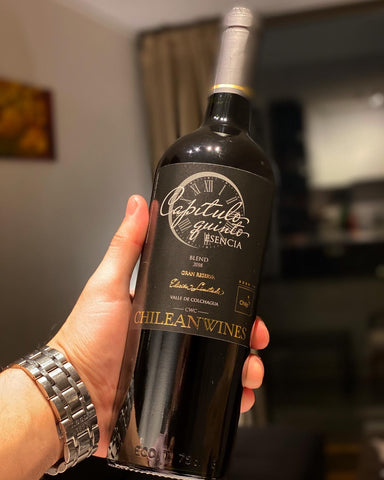 Botella de vino gran reserva premium chileanwines, un ensamblaje tinto