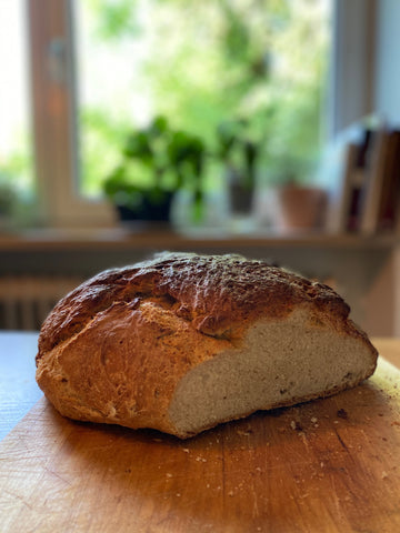 Selbstgebackenes Bauernbrot mit Buttermilch ein Familienrezept