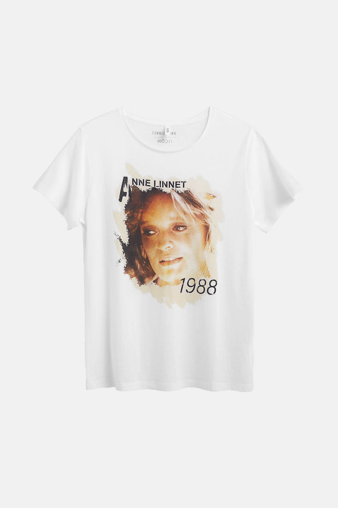 Anne Linnet “Jeg er jo lige her” White High-Quality Tee – 360° ICÔN ...