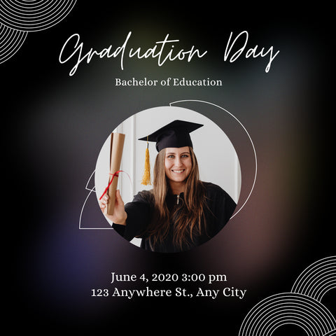 Invitación de graduación simple con fondo negro y texto blanco, con una imágen de la persona