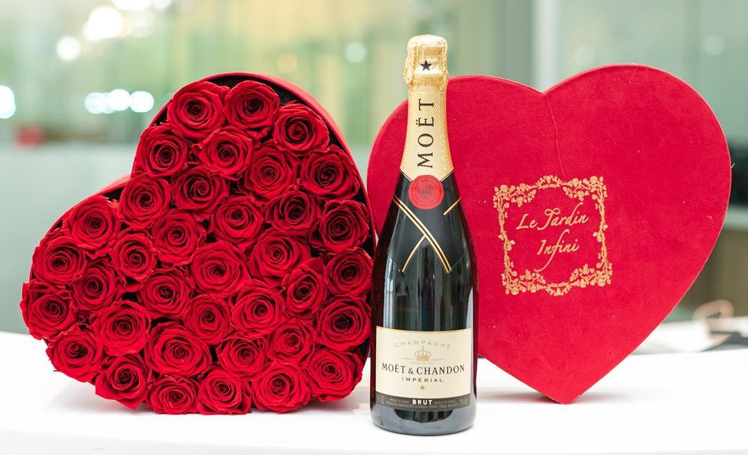 Buy 100 Roses Heart shaped in Gift Box for only $249 at Flowers to Korea