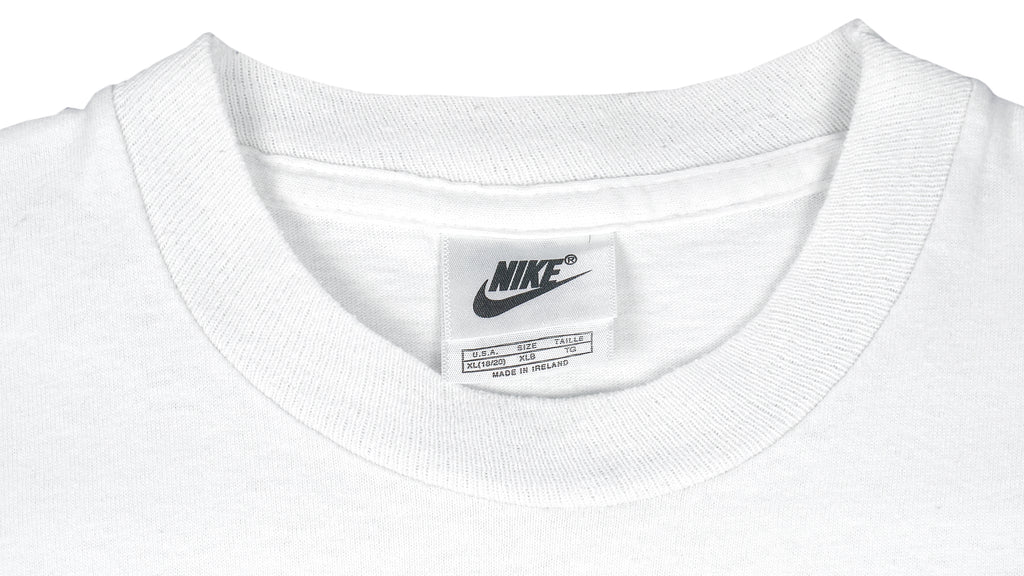 Dedicación princesa Fácil de suceder Vintage Nike - Tennis Challenge Court Single Stitch T-Shirt 1990s Small –  Vintage Club Clothing