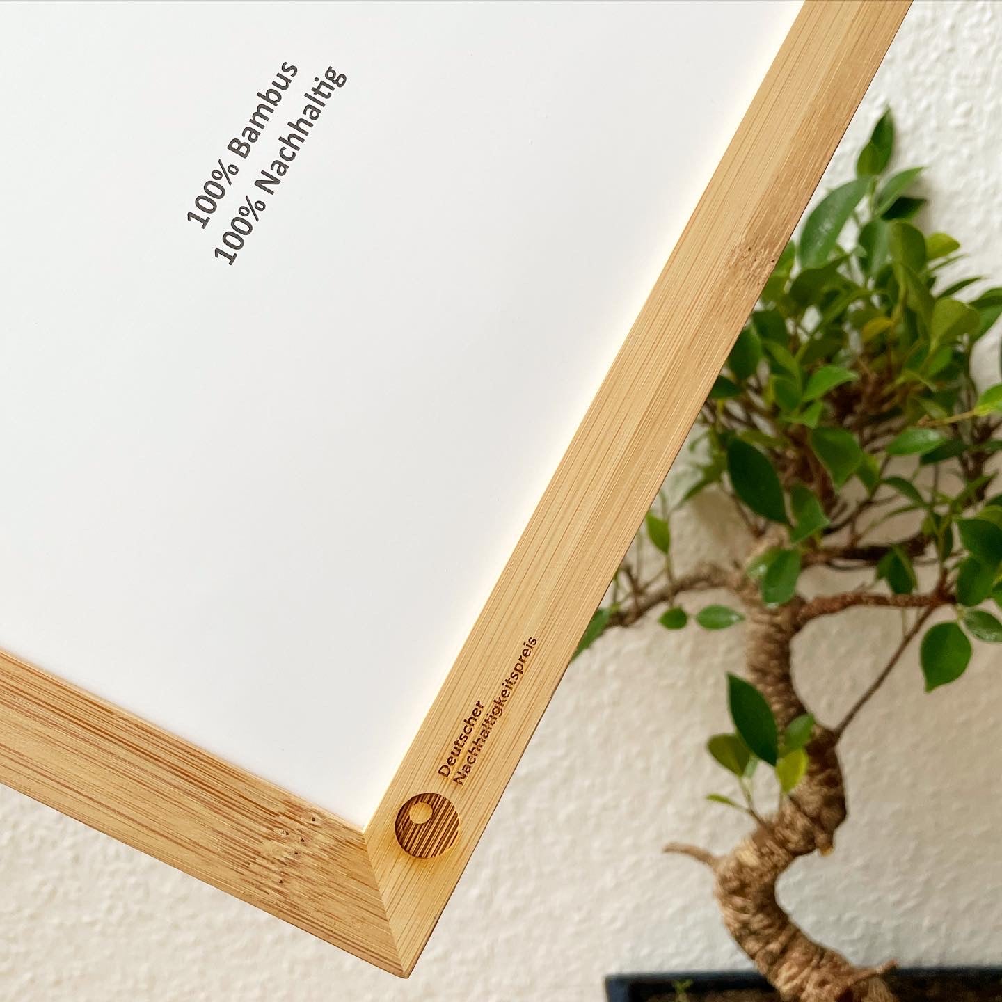 Das Deutscher Nachhaltigkeitspreis Logo auf dem Bilderrahmen Bambus von Ecofray