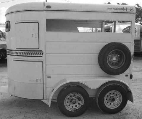 Rounded horse trailer