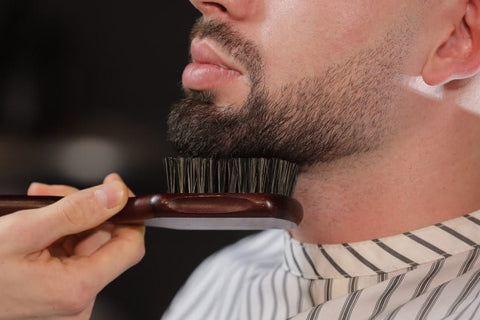 La différence entre une brosse et un peigne à barbe - Sapiens