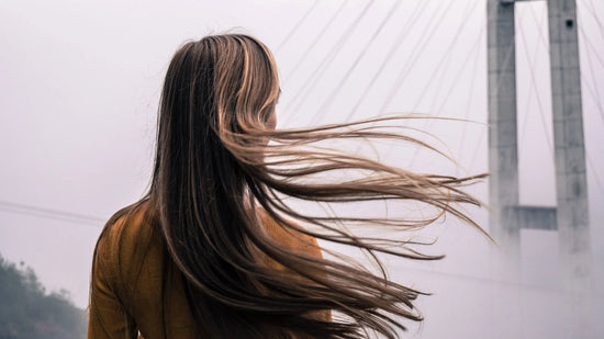 Femme avec cheveux au vent