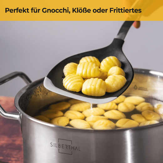 Gnocchis werden mit einem Schaumlöffel aus einem Topf geholt, in dem Wasser kocht.