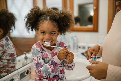 Kid brushing, dental hygiene, tips for moms
