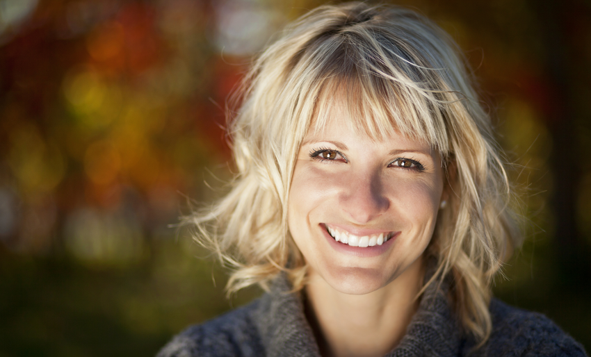 Woman with Layered Lob Haircut. This look is perfect for women who don’t want to cut their hair too short. It’s a bit on the longer side compared to some of these other short hairstyles for ladies in their 40s. A hairstyle for thin hair and women over 40.