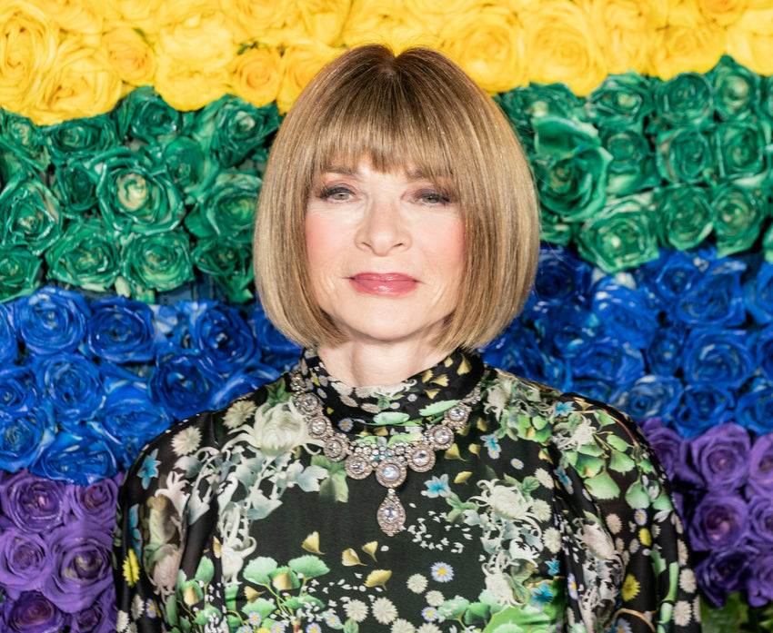 Anna Wintour with her fench bob haircut. This short hairstyle for women over 40 is very versatile and looks great on pretty much everyone. A hairstyle for thin hair and women over 40.