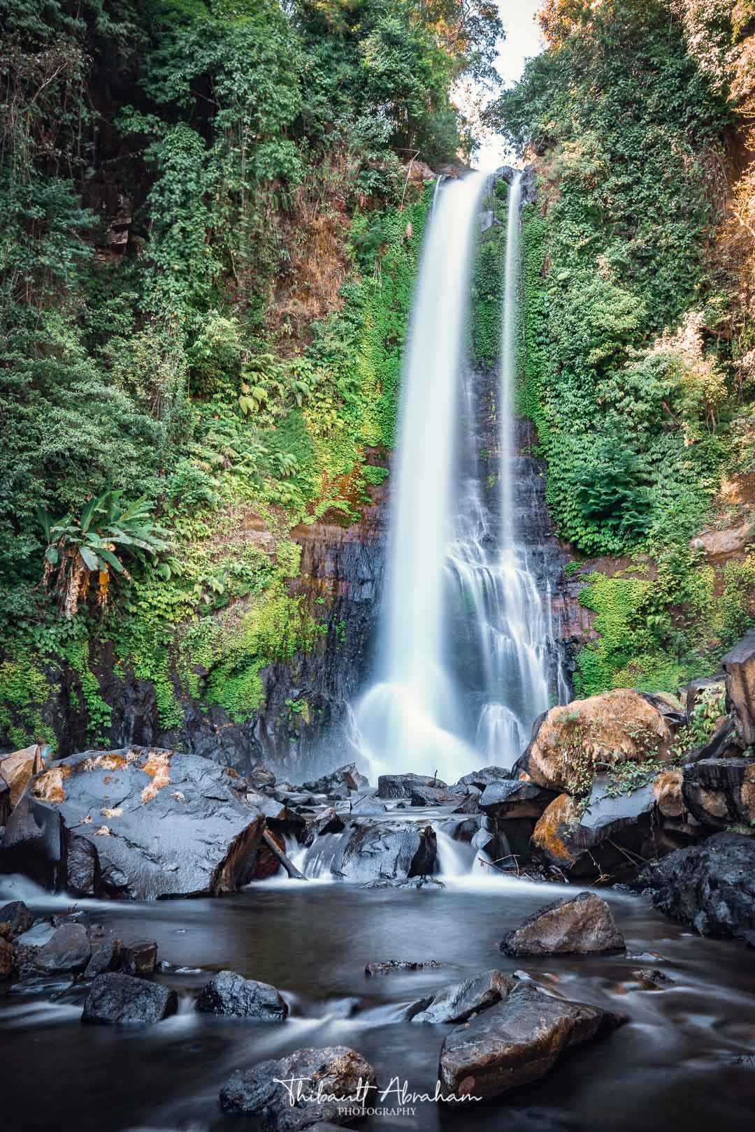 Photographie de la cascade Gitgit dans un environnement luxuriant de verdure à Bali