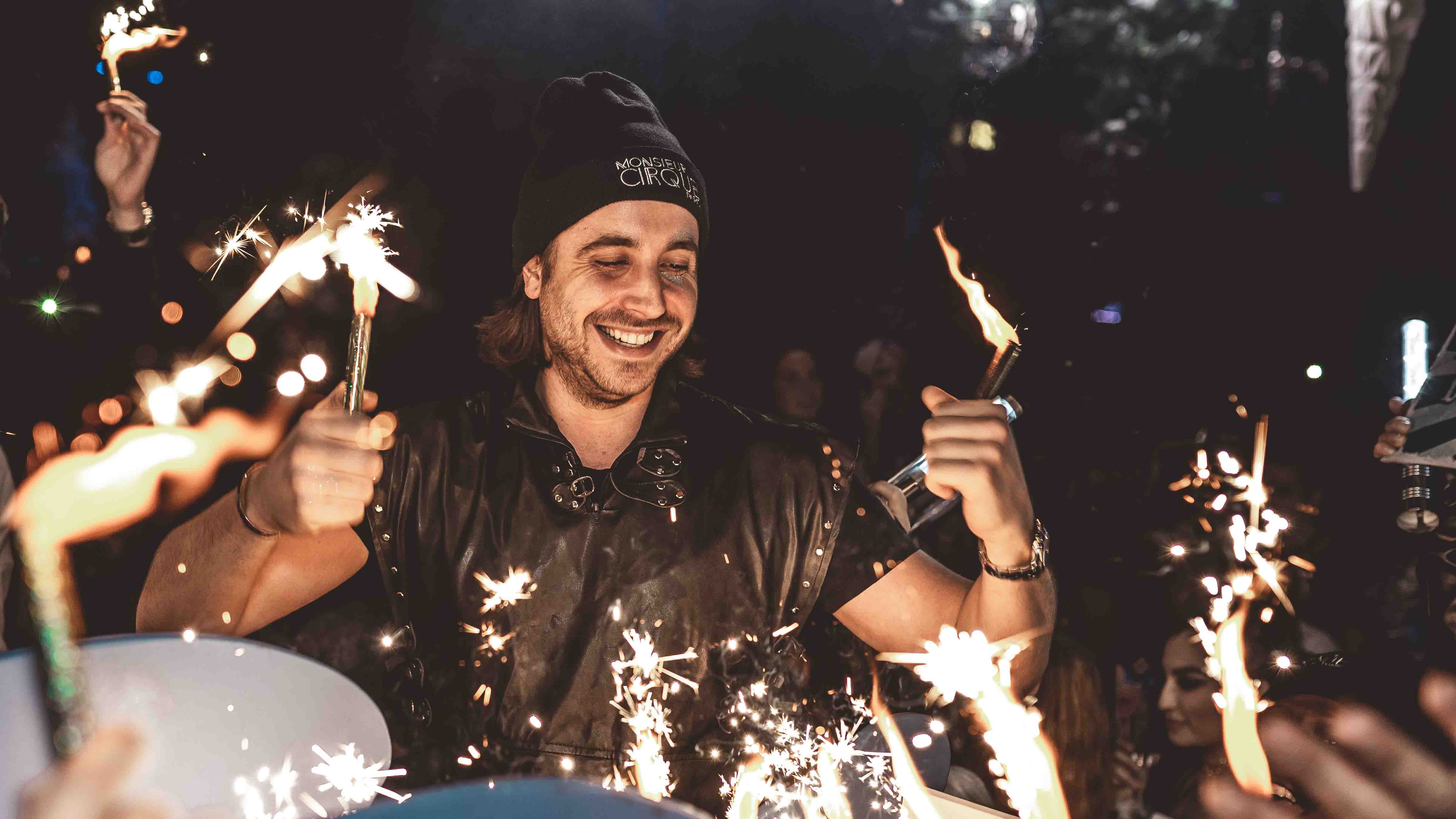 Homme portant des feux de bengale lors d'une soirée clubbing 