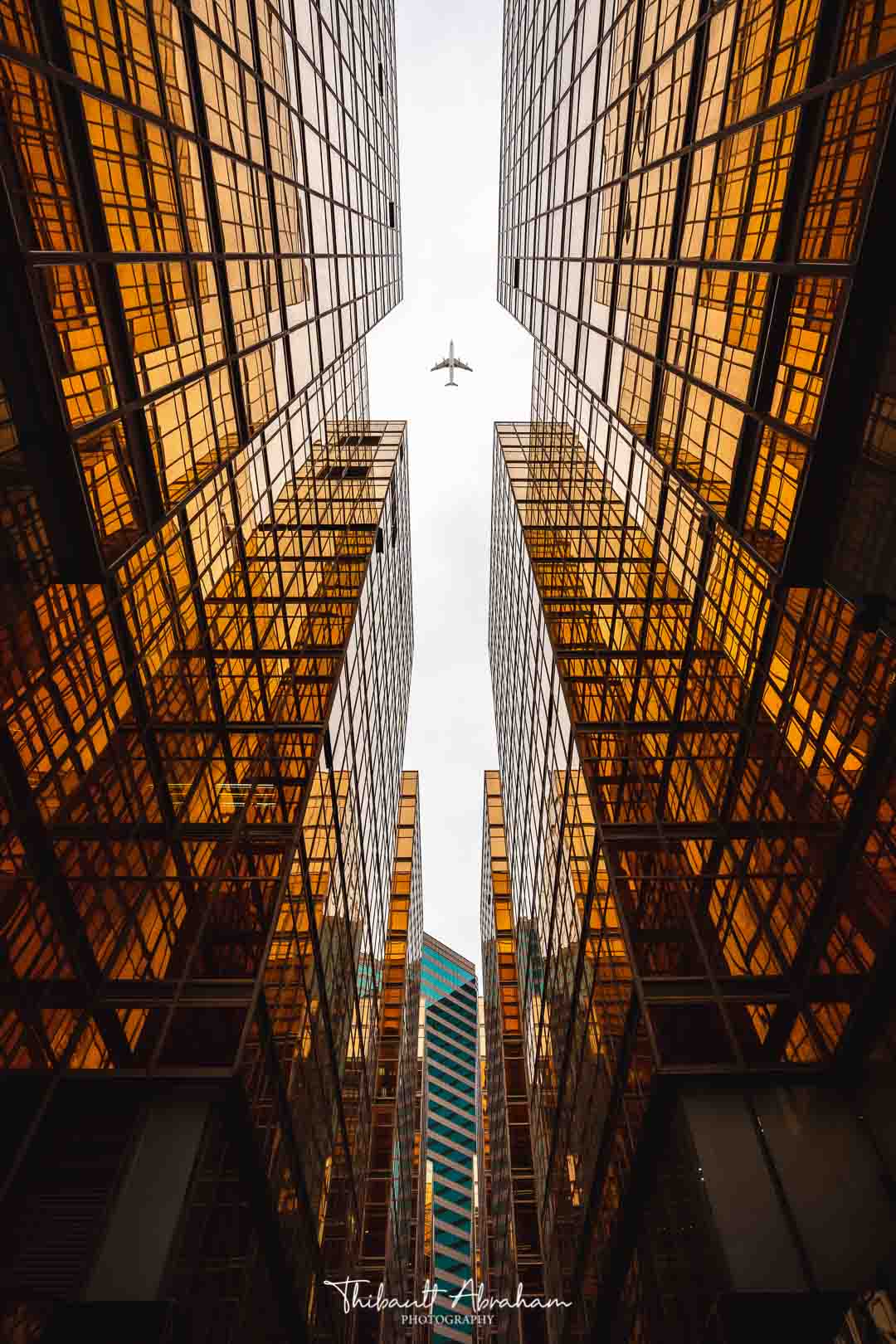 Avion survolant des buildings oranges symétriques dans le quartier Tsim Sha Tsui d'Hong Kong