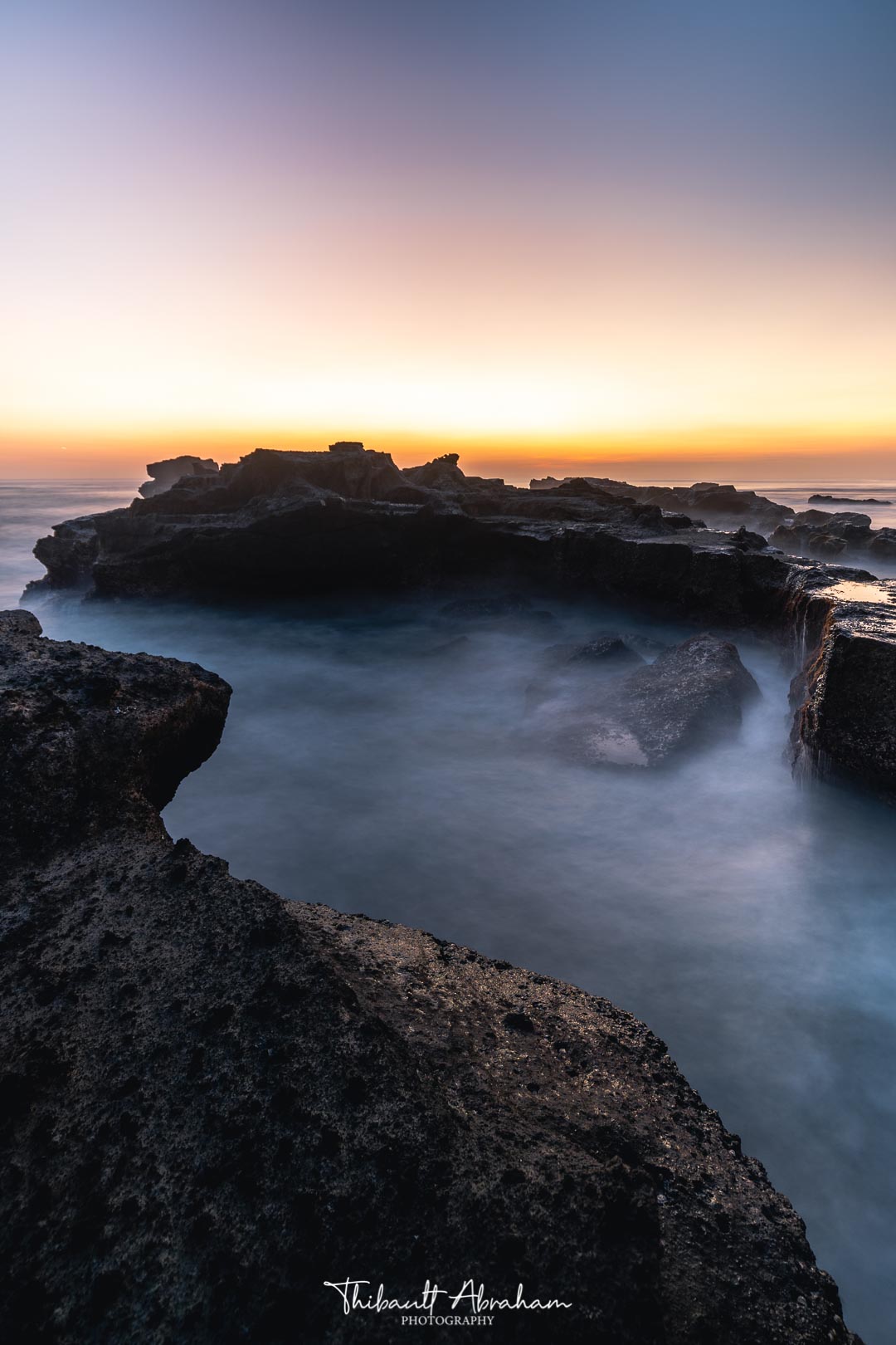 Coucher de soleil et plage de rochers