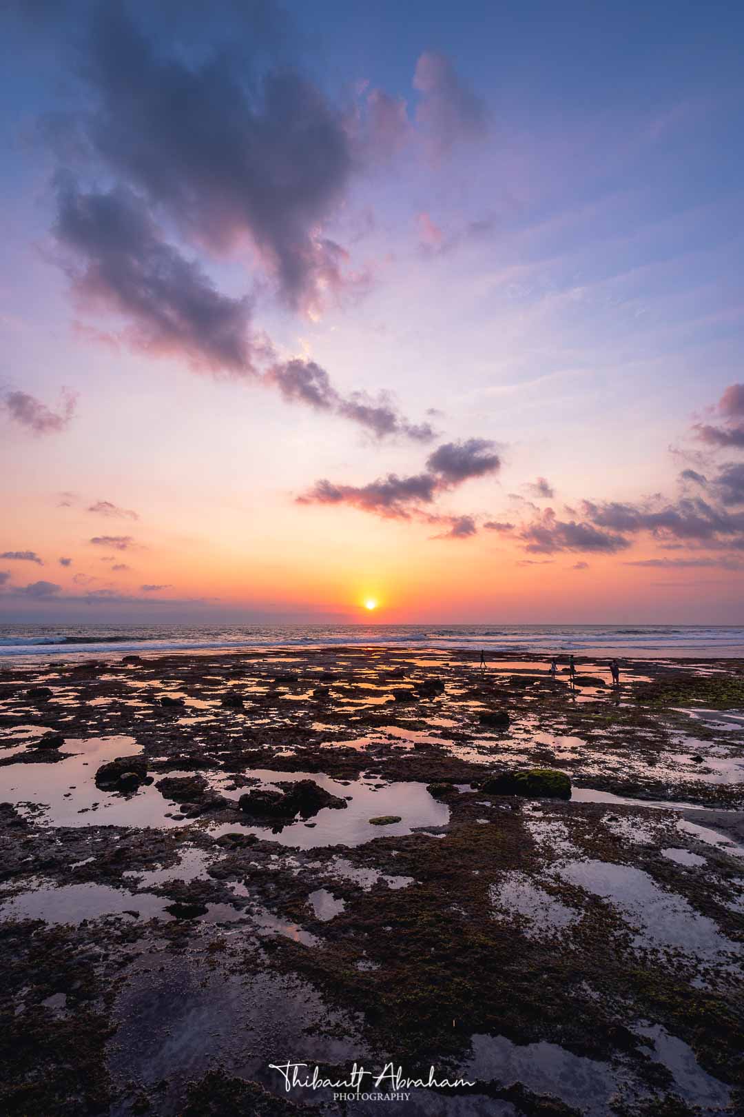 Coucher de soleil sur une plage de rochers à Bali