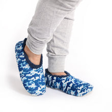 Load image into Gallery viewer, mens non slip slippers in a blue camo print