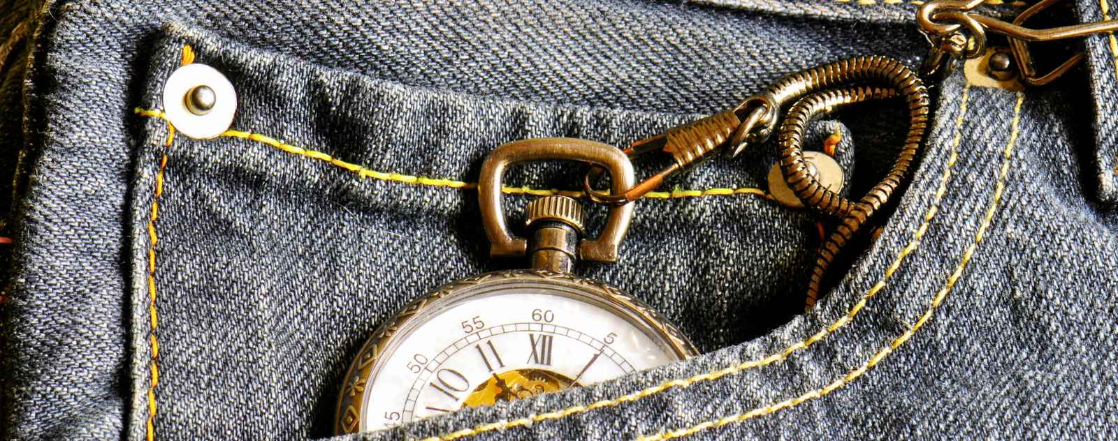 La chaîne pantalon : attacher une montre à gousset au quotidien avec un jean