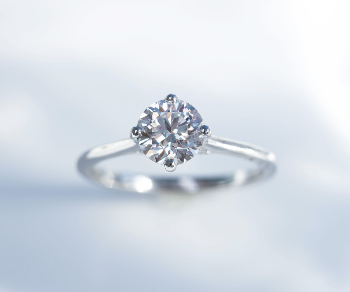 1ct round brilliant cut solitaire diamond engagement ring in platinum