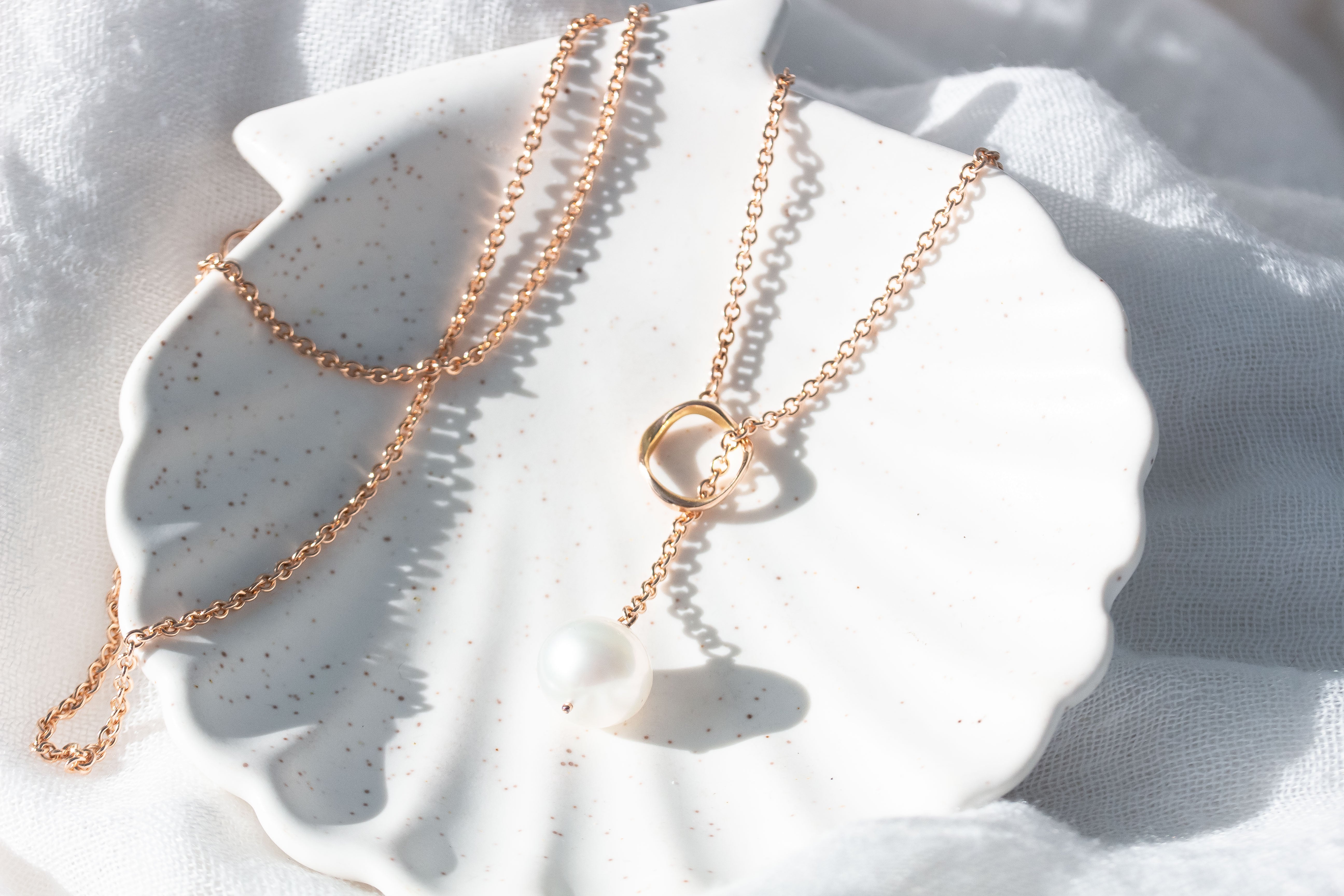 Pearl Lariat necklace in rose gold on shell shaped plate