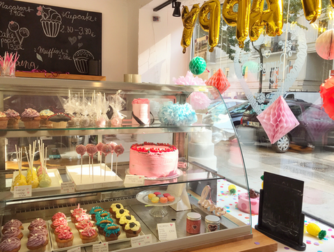 Bunny & Scott café toonbank met cupcakes, taarten, cakepops en macarons