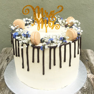 Torta nuziale Mr & Mrs, drip cake con macarons e fiori, torta con caketopper nuziale