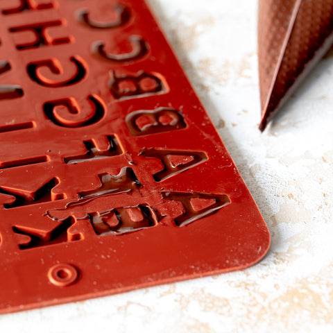 Silikonform ABC Buchstaben für Schokolade, perfekt als Deko beim Backen für Torten, Cupcakes und allerhand Gebäck
