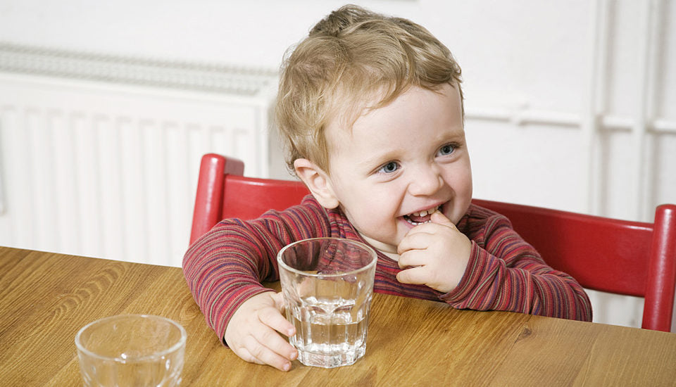 Мама много пьет. Ребенок пьет Тархун. Какая еда и питье повысить аппетит у мальчика. Чем объясняет повышенное питье детей в питании.