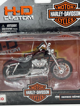 Load image into Gallery viewer, Maisto Motorcycles 1:18 Harley Davidson Series 31 2012 XL 1200V Seventy-Two - Gonzo’s Garage
