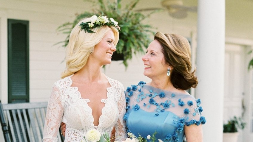 10 Elegant Mother Of The Bride Hairstyles