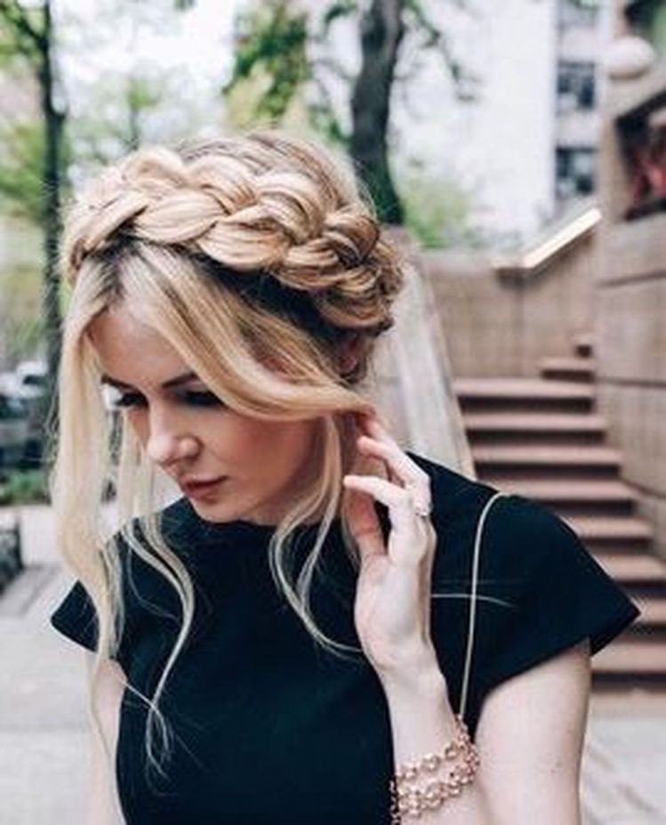 Whether you’ve added some curly clip in hair extensions to your naturally curly locks or, taken the curler curl your mane, this blog is for curly haired ladies in search of some chic and easy hairstyles with their curly clip in hair extensions.