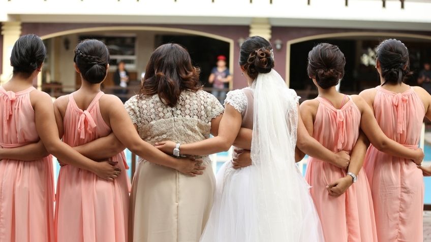 10 Stunning Bridesmaids Hairstyles For Your Best Friends