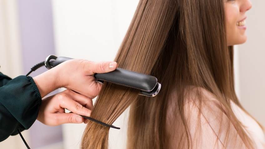 5 Ways How To Curl Hair With Straighteners featured image