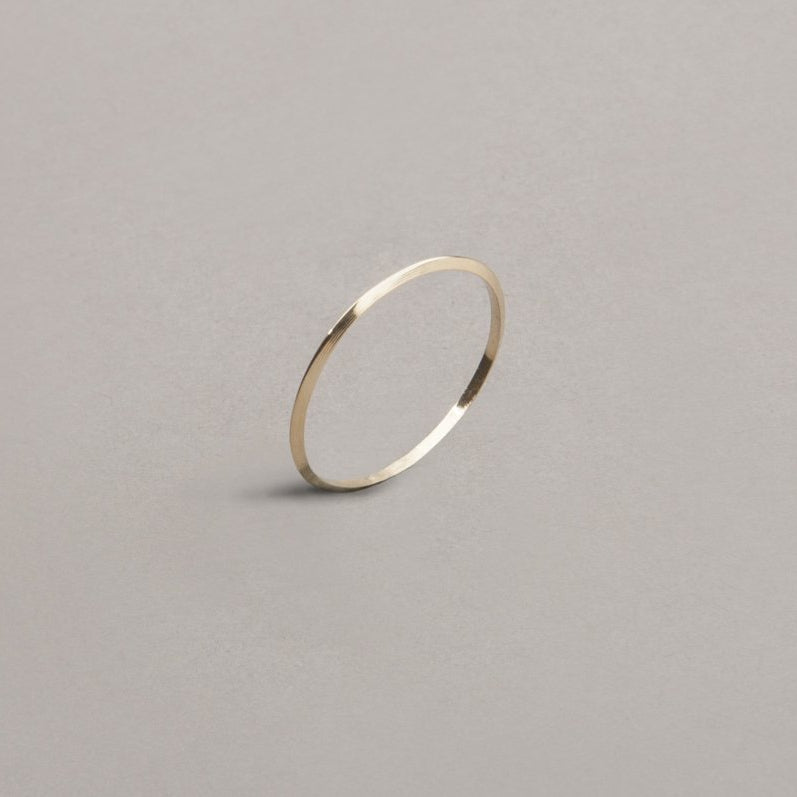 LUXE THIN PYRAMID STACK BAND IN 18 KARAT