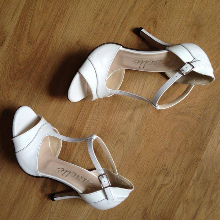ladies white heeled shoes