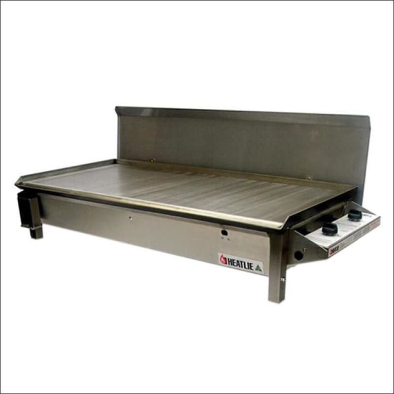 Gas bbq with flat clearance plate