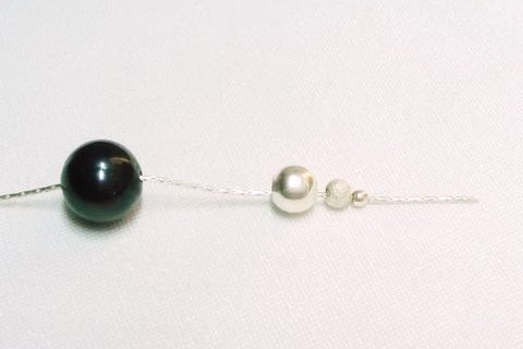 assemblage perle noir sur chaine en argent pour fabrication collier