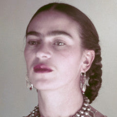photo de frida kahlo avec ses bijoux