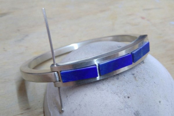 sertissage lapis lazuli sur bracelet jonc argent pour homme