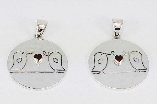 deux pendentifs oiseaux gravés