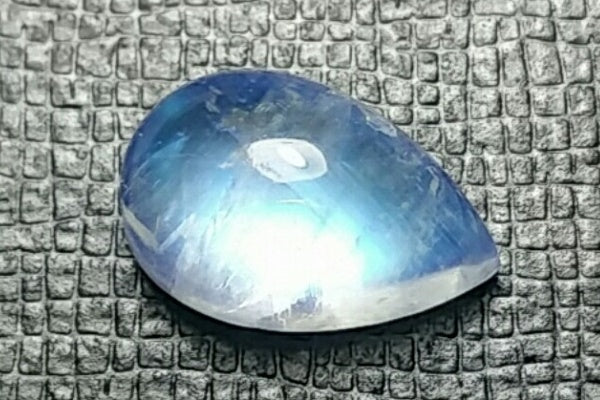 pierre de lune en cabochon