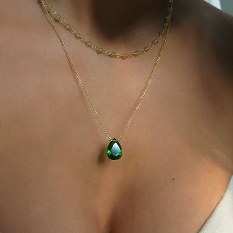 Realza tu estilo con un collar de piedras naturales