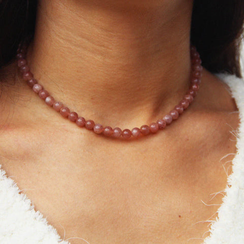 Realza tu estilo con un collar de piedras naturales