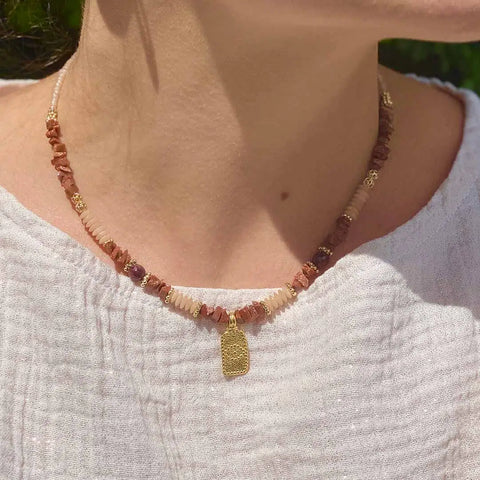 Realza tu estilo con un collar de piedras naturales