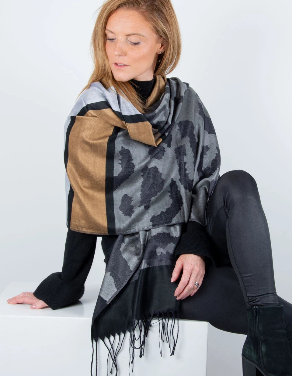 large-animal-image showing a print pashmina black grey bronze